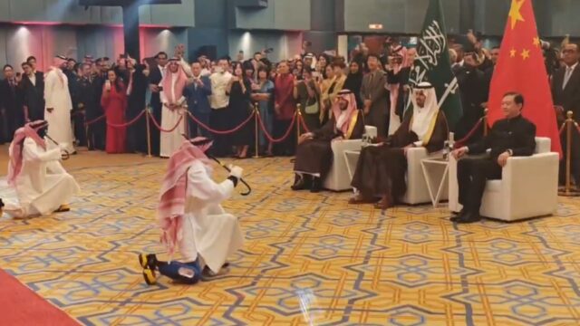 روبوتات صينية تؤدي رقصة سعودية خلال حفل بالرياض