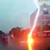سائقة دراجة نارية تُصاب بصاعقة في فيتنام