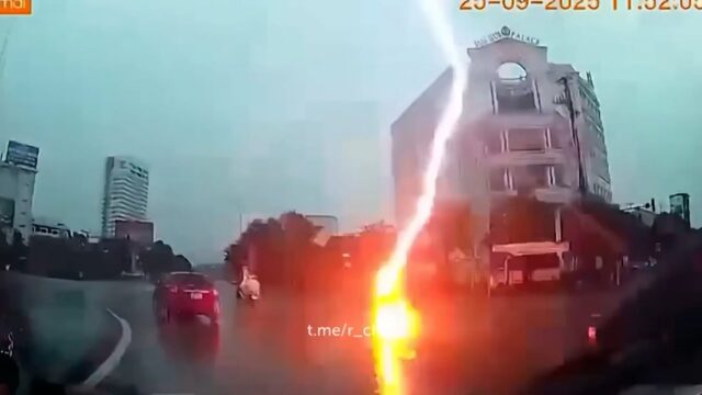 سائقة دراجة نارية تُصاب بصاعقة في فيتنام