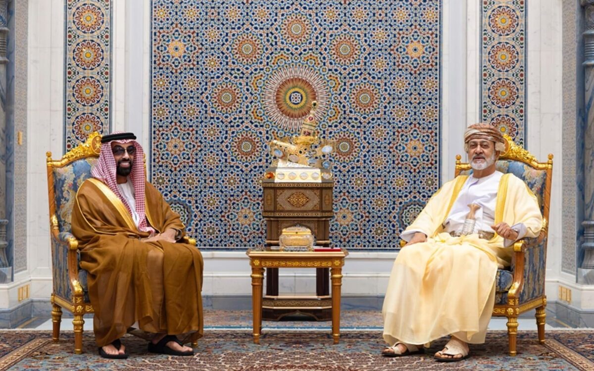 مشاورات بين سلطان عُمان وطحنون بن زايد خلال زيارته إلى مسقط