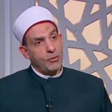أمين الفتوى يبيّن حكم قراءة الإمام للبسملة جهرًا أو سرًّا