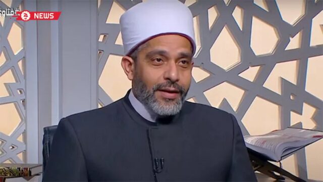 ماذا يفعل الإمام إذا أخطأ في قراءة القرآن ولم يجد من يرد عليه؟