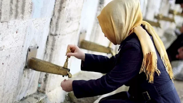 حكم مسح المرأة الحجاب بدل الرأس للوضوء أثناء العمل