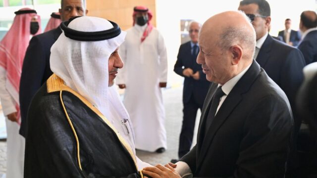 العليمي يزور مركز الملك سلمان للإغاثة ويدشن مشاريع جديدة
