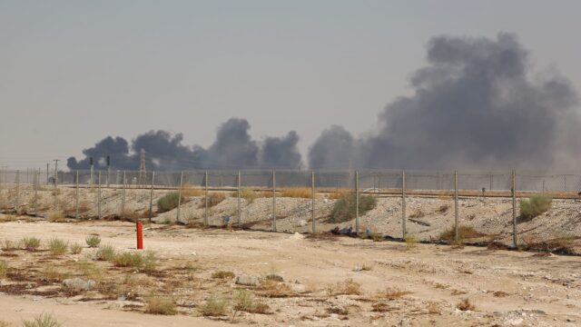 مقاطع فيديو متداولة لـ”هجمات حوثية على منشآت نفطية شرق السعودية”.. ما حقيقتها؟