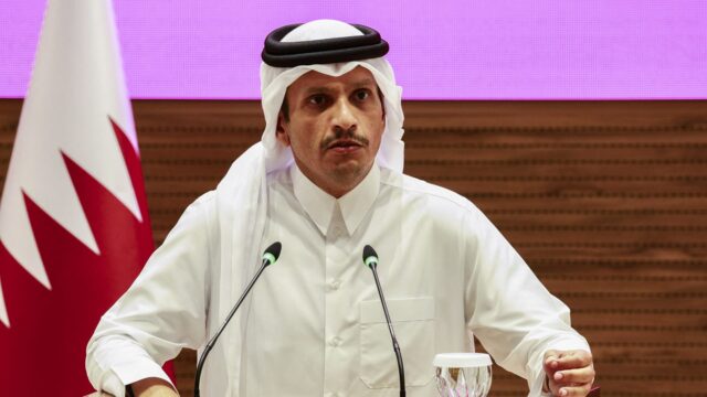 رئيس وزراء قطر يتصل بوزير الخارجية الإيراني.. وهذا ما قدّمه له