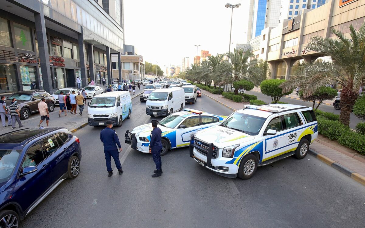الكويت: ضبط 5 مقيمين استغلوا مشروعاً خيرياً للاستيلاء على التبرعات