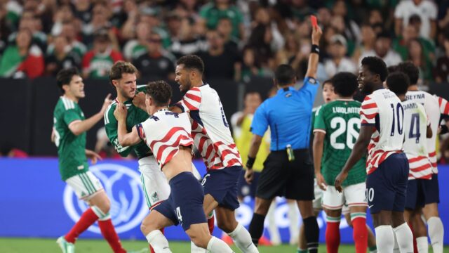 طرد لاعب مكسيكي بعد صفعة مزدوجة لأمريكي بمباراة ودية