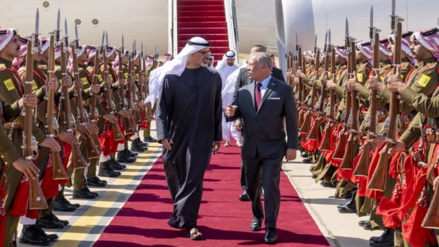 ملك الأردن يستقبل ولي عهد أبوظبي في العقبة