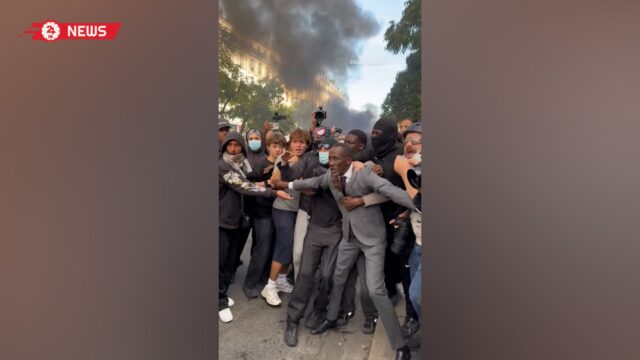 شاهد.. رئيس بلدية فرنسي يحمي الطلاب بجسده من شرطة مكافحة الشغب