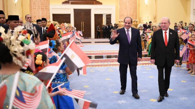 ملك ماليزيا يقلد السيسي أرفع وسام اتحادي في البلاد