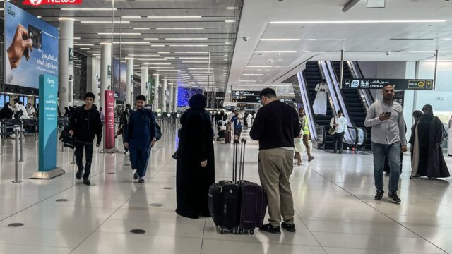 أمريكا تعلق بعد مقتل أحد مواطنيها في الهجوم على مطار الملك خالد