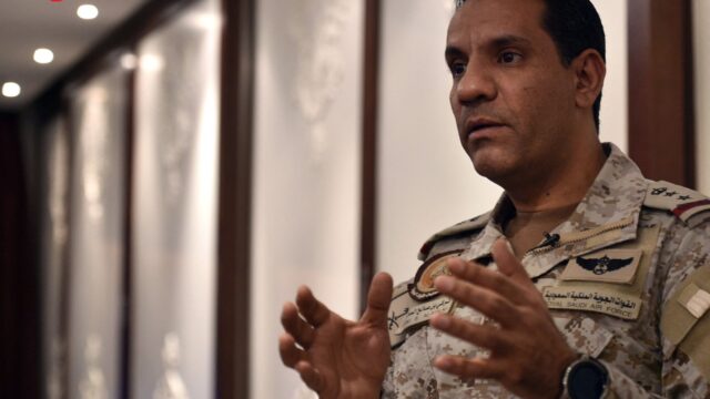 قتلى وجرحى بهجوم حوثي على مطار الملك خالد وترامب يلوح بالرد