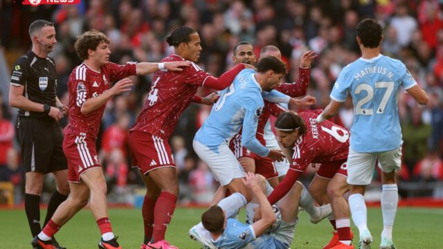 منها مشاجرة بين اللاعبين.. أبرز لقطات مباراة ليفربول والسيتي