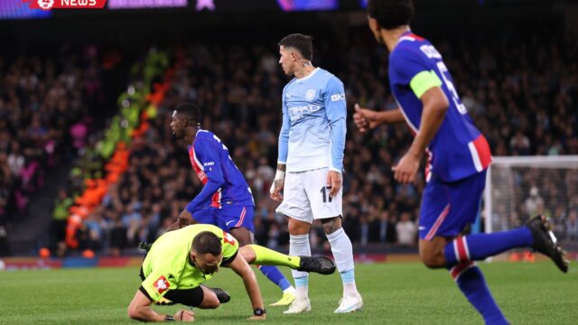 لاعب مانشستر سيتي إنزو فيرنانديز يثير الجدل بعد دفعه الحكم أرضاً