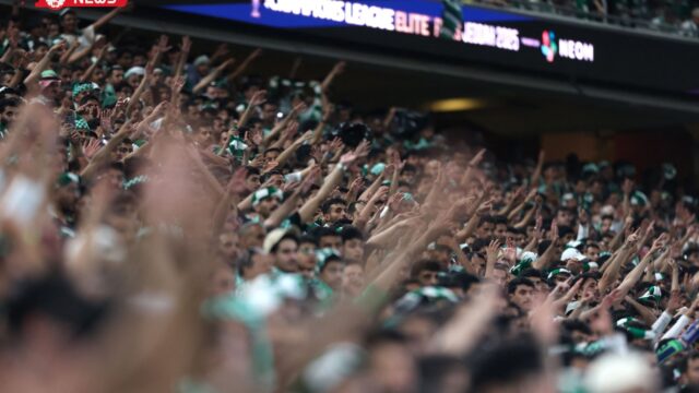 رواج لافتة رفعها جمهور الدوري السعودي دعماً للمملكة.. ماذا كُتب عليها؟