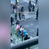 شاهد.. سياح يشقون طريقهم وسط الاحتجاجات في شوارع باريس