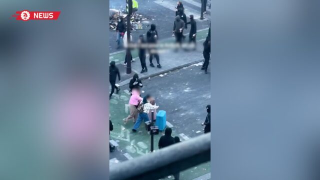 شاهد.. سياح يشقون طريقهم وسط الاحتجاجات في شوارع باريس