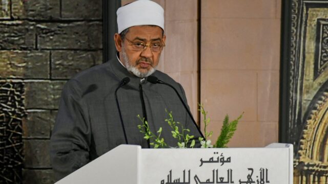 شيخ الأزهر يصدر بيانًا بشأن استهداف الحوثيين لمكة والمدينة