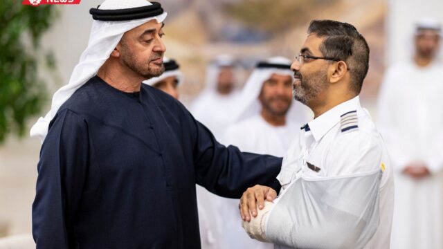 رئيس الإمارات يستقبل طاقم رحلة “فلاي دبي” ويمنحهم وسام زايد الثاني