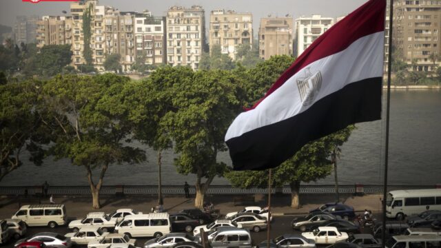 مصر.. رسالة “سياسية” من حساب واقعة “عرض لقطات إباحية بلوحة إعلانية”