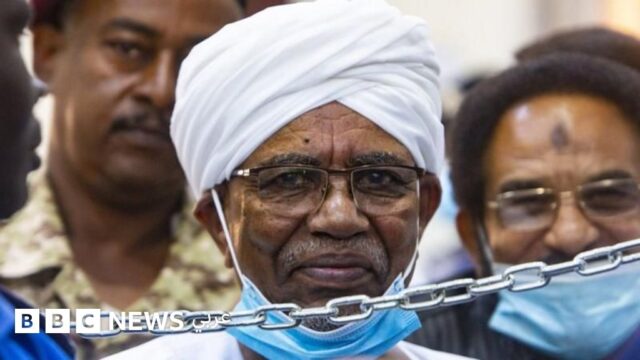 تدهور الحالة الصحية للرئيس السوداني المعزول عمر البشير ونقله إلى المستشفى