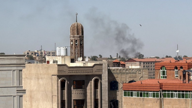 القوات الحكومية اليمنية تعلن السيطرة على باب المندب وبدء هجوم على صنعاء، واجتماع للجان “اتفاقية مكة” في الرياض اليوم