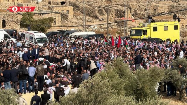 الآلاف يشيعون جثامين ضحايا الهجوم المسلح في الكرك على وقع الترانيم وأكاليل الورد