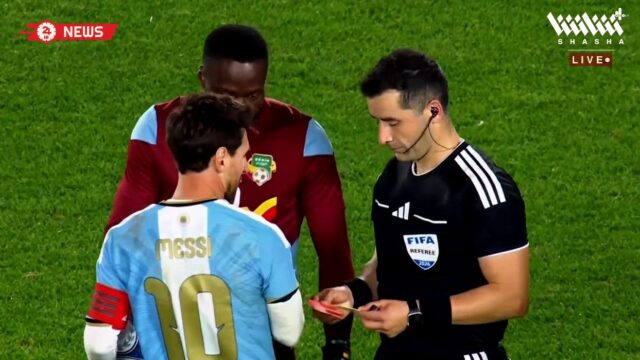 الحكم يهدي كروته لـ ميسي بعد انتهاء اخر مباراة دولية مع الارجنتين وتحيه من جميع اللاعبين والجماهير